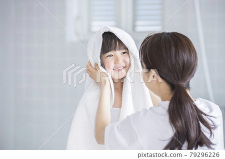 Parent and child to dry hair 79296226