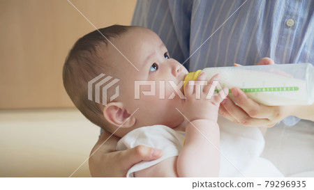 母親用奶瓶餵她的嬰兒 79296935