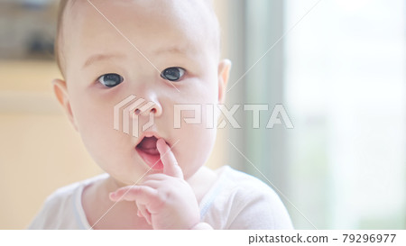 Baby to give up for the first time 79296977