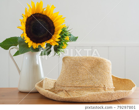 Sunflower flower and raffia hat Sunflower flower and raffia hat 79297801