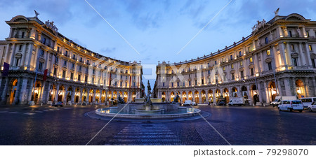 Roman Republic Square, Niadhi Fountain in the center 79298070