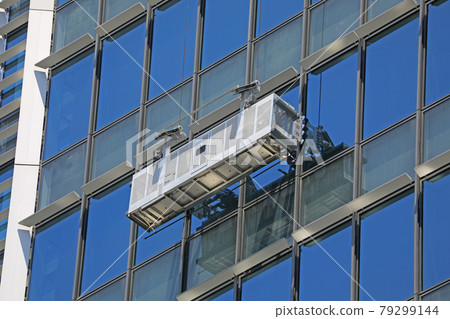 Window glass cleaning of skyscrapers 79299144