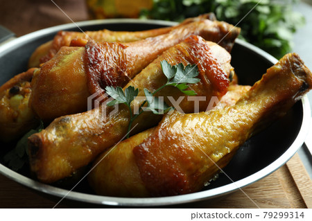 Pan of roast chicken drumsticks, close up 79299314