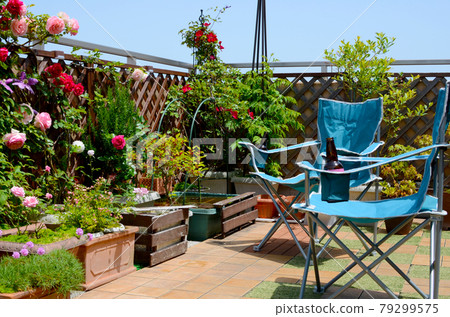 在藍天下盛開的屋頂陽台外的客廳裡度過一個美好的假期 79299575