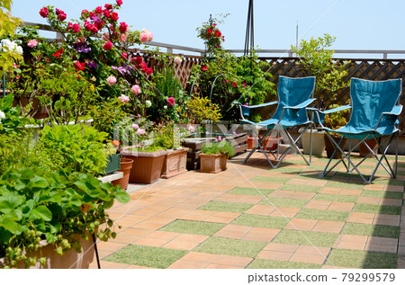 在藍天下盛開的屋頂陽台外的客廳裡度過一個美好的假期 79299579