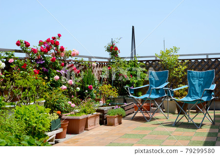 在藍天下盛開的屋頂陽台外的客廳裡度過一個美好的假期 79299580