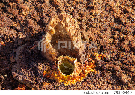 從埃塞俄比亞達納基爾窪地 Dallol 噴出有毒氣體的噴氣孔 79300449