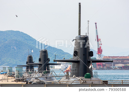 停泊的海上自衛隊驅逐艦和潛水艇（吳/廣島） 79300588