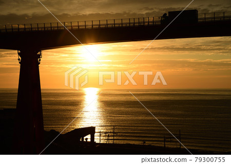 Yoneyama Bridge and Sunset Yoneyama Bridge Kashiwazaki City, Niigata Prefecture Yoneyama Bridge and Sunset Yoneyama Bridge Kashiwazaki City, Niigata Prefecture 79300755