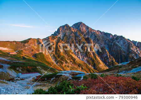 Sunrise Kendake seen from Tsurugisawa Campground in the Northern Alps 79300946