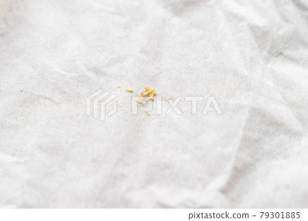 A photo of earwax that came out after cleaning my ears 79301885