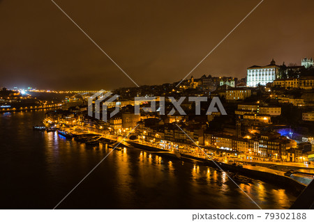 從葡萄牙波爾圖的唐路易斯一世橋看老城區的夜景 從葡萄牙波爾圖的唐路易斯一世橋看老城區的夜景 79302188