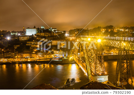 葡萄牙波爾圖唐路易斯一世橋和凱斯達里維拉的夜景 葡萄牙波爾圖唐路易斯一世橋和凱斯達里維拉的夜景 79302190