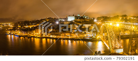 葡萄牙波爾圖唐路易斯一世橋和凱斯達里維拉的夜景 79302191