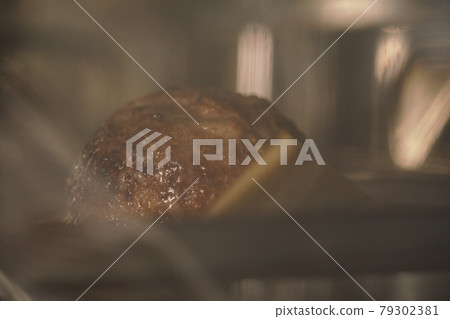 Bake the hamburger in the oven 79302381
