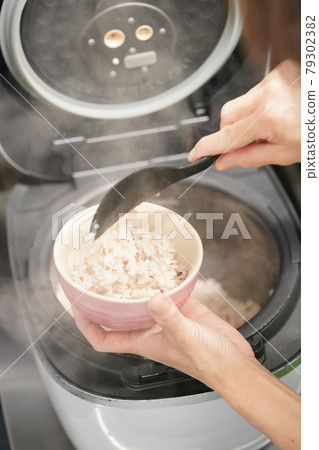 Freshly cooked rice 79302382