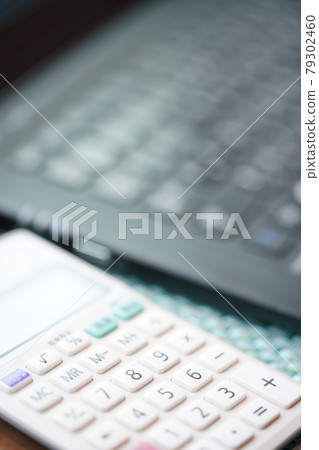用計算器計算。 用計算器計算。 79302460