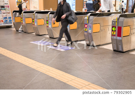 [大阪] 7 月-上班族通過自動檢票口 ｠ 79302905