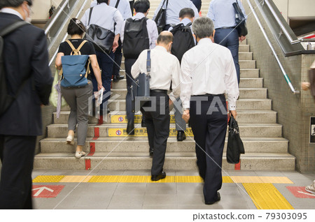 【大阪】7月-下車上班的上班族 【大阪】7月-下車上班的上班族 79303095