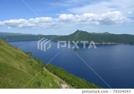 Lake Mashu at sunny time 79304043