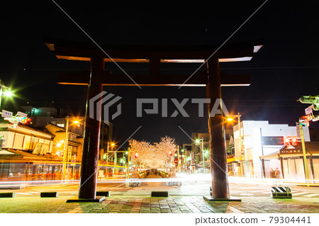 Shooting with a car passing through the torii at night 79304441