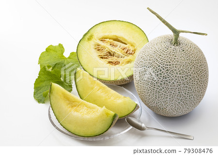 有花萼和切開的白色背景的伯爵瓜 79308476