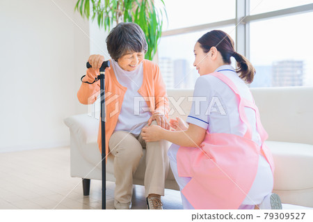 長期護理機構中的老年婦女和長期護理人員 79309527