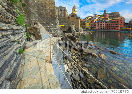 Fantastic waterfront walkway and colorful buildings, Cinque Terre, Liguria, Italy 79310775
