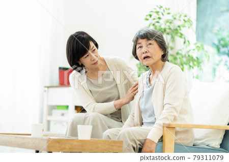 兩個不討人喜歡的新娘和婆婆，婆婆，母子，老年婦女，中年婦女 79311079