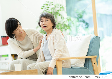 兩個不討人喜歡的新娘和婆婆,婆婆,母子,老年婦女,中年婦女 兩個不討人喜歡的新娘和婆婆,婆婆,母子,老年婦女,中年婦女 79311080