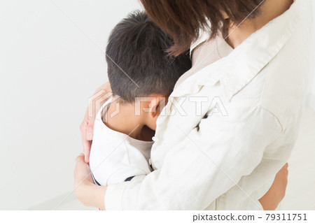 擁抱父母和孩子 79311751