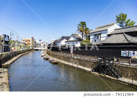 在流過To木市的To南河 79312964