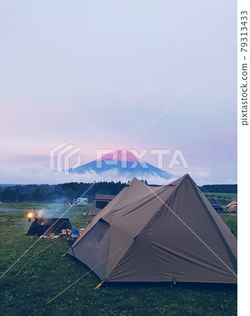在富士山腳下的露營地欣賞紅富士 79313433