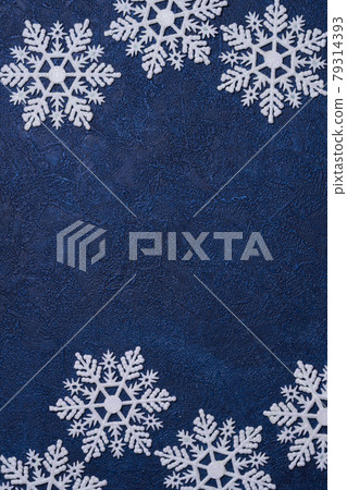 雪花裝飾品，深藍色背景，聖誕圖像 79314393
