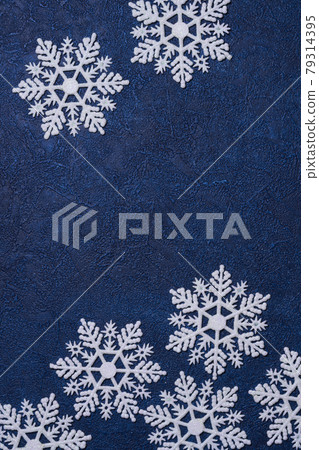 雪花裝飾品，深藍色背景，聖誕圖像 79314395