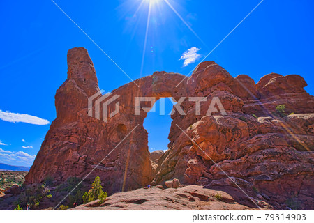 More than 2,000 natural sandstone arches are located in Arches National Park. 79314903