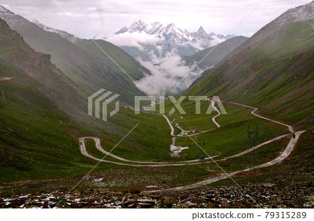 從中國四川省帕羅山口向日龍方向看連接到山的邛崍山峰。 79315289