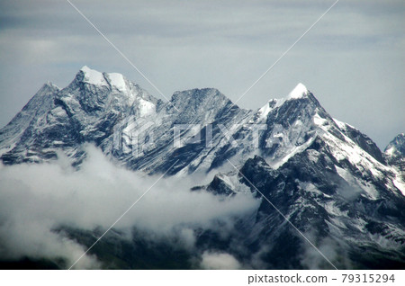 從中國四川省帕羅山口向日龍方向看連接到山的邛崍山峰。 79315294