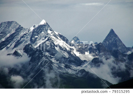 從中國四川省帕羅山口向日龍方向看連接到山的邛崍山峰。 79315295