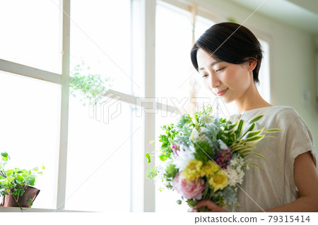 窗邊拿著花束的女人 79315414