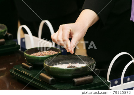 一個葬禮的形象，特寫是一個女人的手燒香 79315873