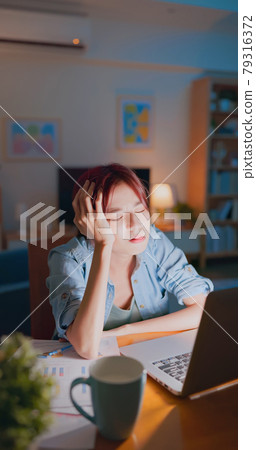 businesswoman stay up late 79316372