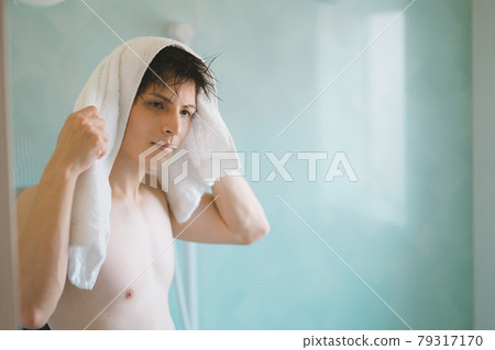 清晨山後的年輕人 79317170