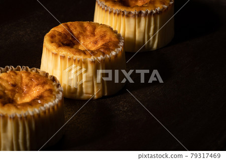 Basque cheese cake 79317469
