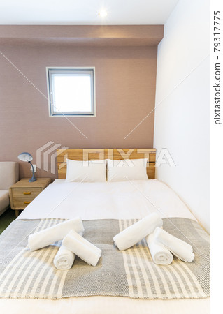 Bedroom (property release acquired) 79317775