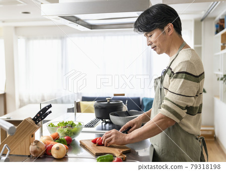 A man in his 50s cooking A man in his 50s cooking 79318198