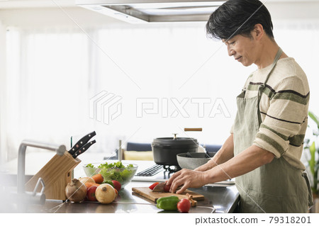 A man in his 50s cooking A man in his 50s cooking 79318201
