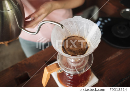 barista dripping coffee and slow coffee bar style 79318214