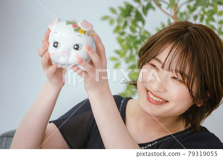 Piggy bank and young lady Piggy bank and young lady 79319055