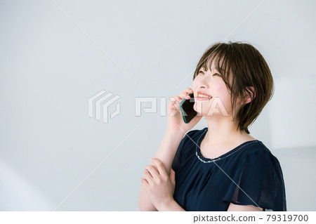 年輕女子微笑著說話 79319700
